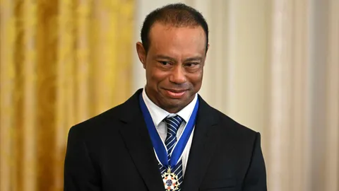 “ไทเกอร์ วูดส์” โดนข้อหาเมาแล้วขับ หลังรถพลิกคว่ำในฟลอริดา ปฏิเสธตรวจปัสสาวะ