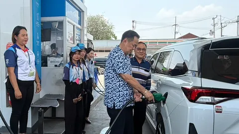 “อนุทิน” เช่ารถ สุ่มตรวจปั๊มน้ำมัน จ.นครพนม ขอทุกคนช่วยกันประหยัดพลังงาน