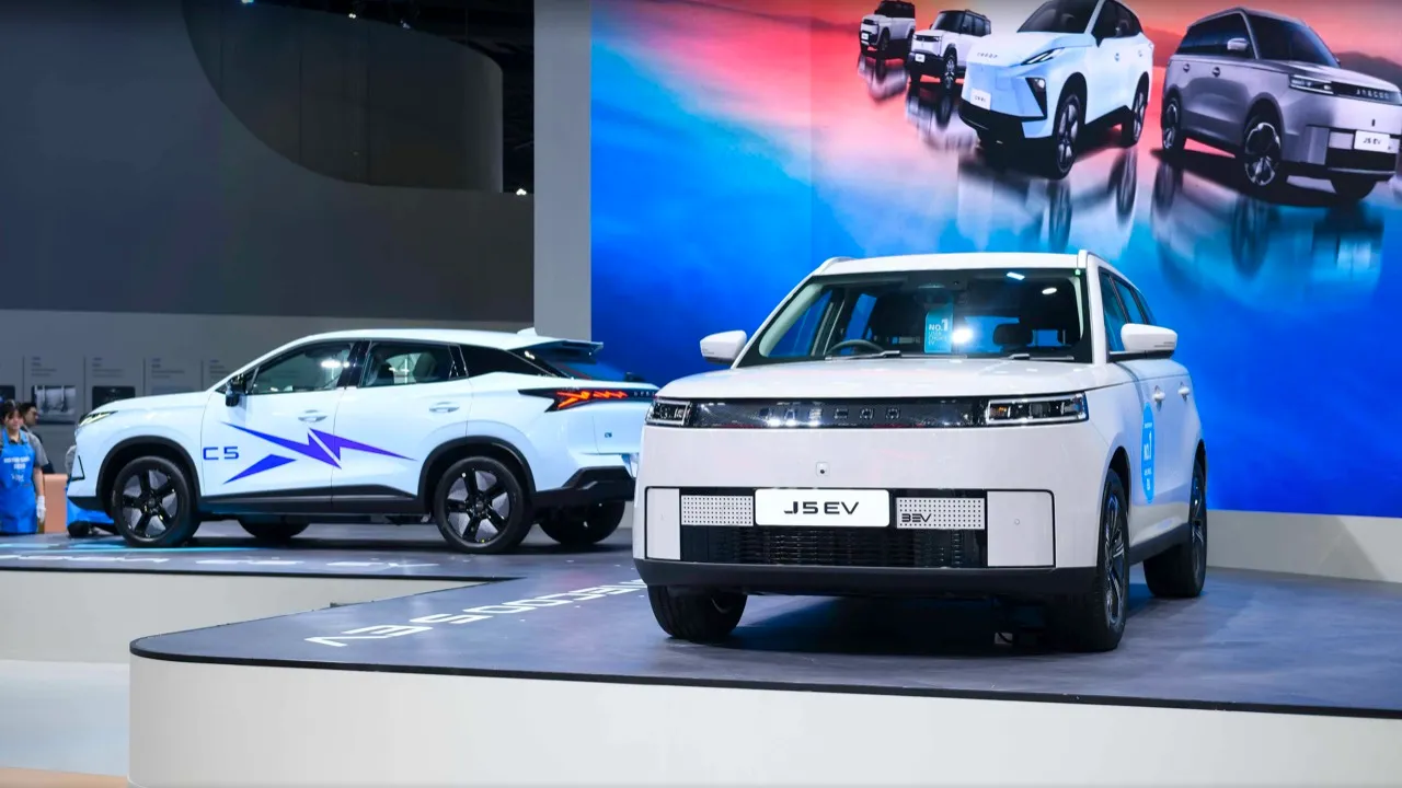 J5 EV ราคาพิเศษ OMODA & JAECOO โชว์ C5 EV รุ่นปรับโฉมพร้อมโปรพิเศษในมอเตอร์โชว์ 2026 