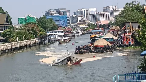 ระทึกเรือขนทรายและเรือลากจูงล่มในคลองบางกอกน้อย เจ้าหน้าที่อยู่ระหว่างช่วยเหลือ