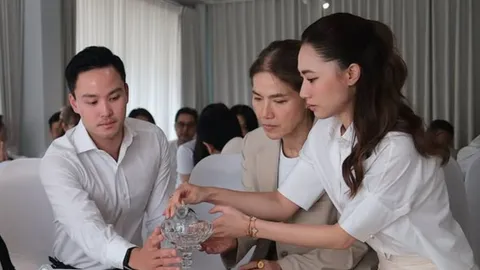 เพลง ชนม์ทิดา เปิดภาพกับคุณแม่และ เป๊ก เศรณี ในงานทำบุญคุณพ่อ เขียนแคปชั่นซึ้งจากใจ