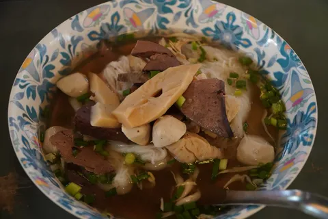 ข้าวปุ้นน้ำแจ่วท่าบ่อ ตำนานความอร่อยกว่า 40 ปีจากเวียงจันทน์สู่หนองคาย