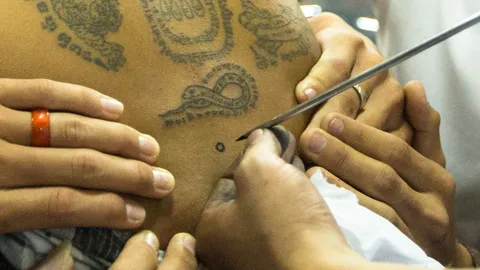 รอยสักหรือของขลัง? ถอดรหัส "การสักยันต์ไทย" ทำไมคนไทยและทั่วโลกถึงศรัทธา