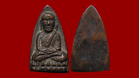 หลวงปู่ทวด พิมพ์หลังเตารีดใหญ่ เนื้อ โลหะผสม ปี 05 จ.ปัตตานี