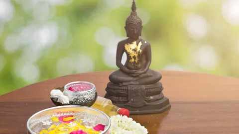 สรงน้ำพระที่บ้านใช้อะไรบ้าง? เช็กขั้นตอน-บทสวดขอขมา รับโชคลาภวันสงกรานต์ 2569