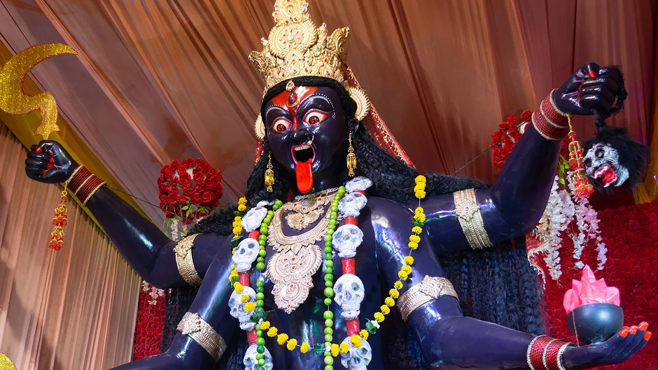 ตำนาน “พระแม่กาลี” เทวีผู้ทำลายเพื่อสร้างใหม่ พร้อมบทสวด และวิธีขอพรให้สมหวัง