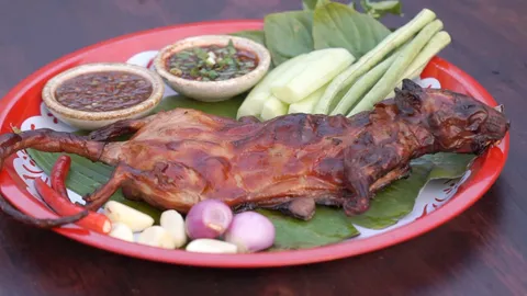 พลิกวิกฤตให้เป็นโอกาส ร้านอาหารป่าขอนแก่น ชูวัตถุดิบพื้นถิ่น เสิร์ฟหนูนาอบโอ่ง-จี่ปู สู้น้ำมันแพง