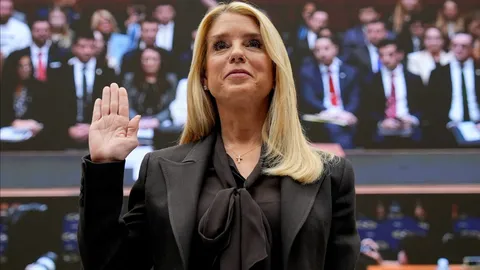 ทรัมป์สั่งปลด “แพม บอนดี” พ้นตำแหน่งรัฐมนตรียุติธรรมสหรัฐฯ