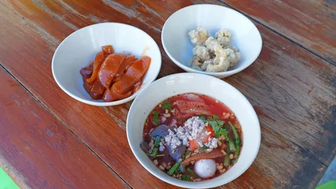 เจาะตำนาน "เตี๋ยวปุก" ก๋วยเตี๋ยวเตาฟืน 20 บาทคู่เมืองแม่กลอง ชูจุดเด่นหนังหมูพะโล้เจ้าแรก