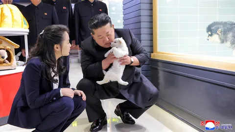 "คิม จองอึน" ป้อนอาหารลูกแมว-อุ้มลูกสุนัขโชว์สื่อ เยี่ยมชมย่านที่พักอาศัยใหม่