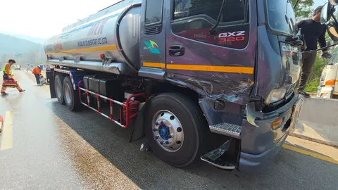 เสียดายดีเซล! รถบรรทุกเบรกไม่อยู่ ชนถังรถน้ำมัน รั่วไหลลงพื้น รถติดยาว