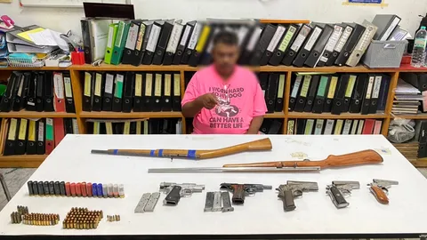 บุกจับชายวัย 50 ปี สะสมปืนเถื่อน รับเก็บมานาน 10 ปี ลูกชายทำงานเข้า ไปโพสต์โชว์เพื่อน