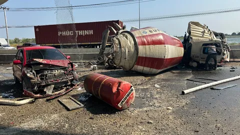 “รถโม่ปูน” ร่วงตกสะพานกลับรถ ถ.บางนา-ตราด คนขับสาหัส เก๋งเสียหาย 1 คัน