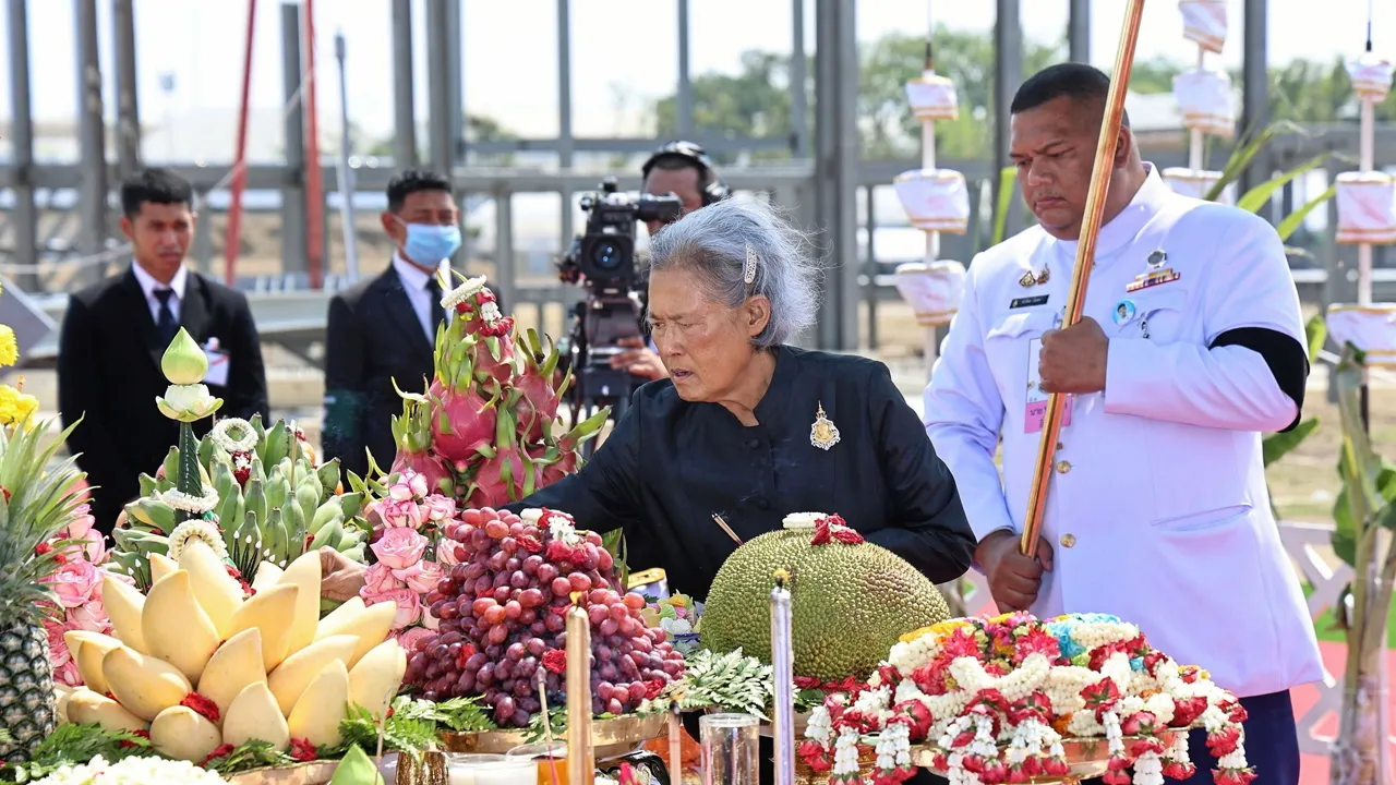 "สมเด็จพระเทพ" เสด็จพิธียกเสาพระเมรุมาศ พระราชพิธีถวายพระเพลิงพระบรมศพ "พระพันปีหลวง"