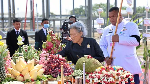 "สมเด็จพระเทพ" เสด็จพิธียกเสาพระเมรุมาศ พระราชพิธีถวายพระเพลิงพระบรมศพ "พระพันปีหลวง"