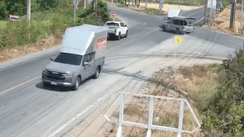 วงจรปิดนาที "กระบะ" ประสานงา "กระบะ" กลางสี่แยก มีผู้บาดเจ็บรวม 3 ราย