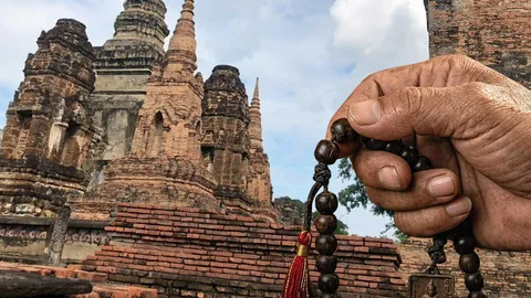 “ลูกประคำ” ของขลังคู่บุญ พุทธานุภาพดับร้อน ผ่อนวิกฤติ