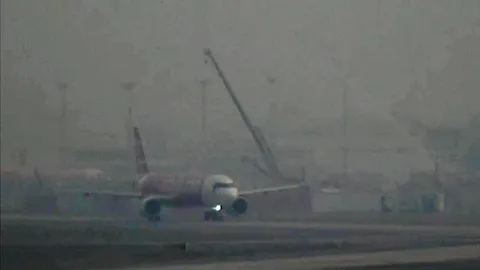 วิกฤติหมอกควันไฟป่า ปกคลุมรันเวย์ สนามบินเชียงใหม่ปั่นป่วน ต้องเปิดนำร่องเต็มระบบ