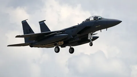 อิหร่านตั้งค่าหัว ล่านักบินมะกันที่โดนสอยร่วง สหรัฐระดมพล ทัพทางอากาศทิ้งบอมบ์ใหญ่