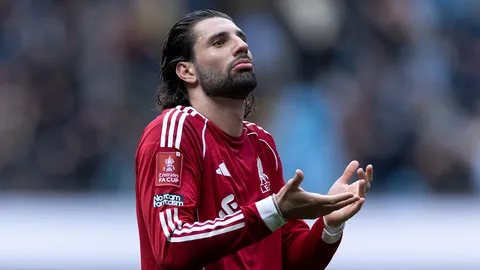 ชมชัดๆ จังหวะ โซบอสซ์ไล ยักไหล่ใส่แฟน ลิเวอร์พูล หลังแพ้ แมนซิตี้ ยับเยิน 4-0 (คลิป)