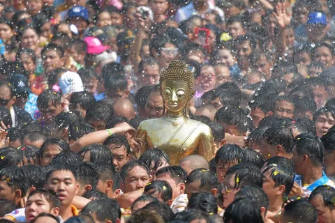 สงกรานต์ 2569 สรงน้ำ "หลวงพ่อพระใส" พลังศรัทธาแห่งลุ่มน้ำโขง จัดงานใหญ่วันไหนบ้าง 