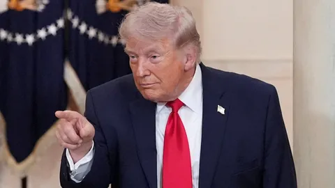 ทรัมป์ย้ำเส้นตายทำข้อตกลงจันทร์นี้ เผยสาเหตุถล่มสะพานอิหร่าน