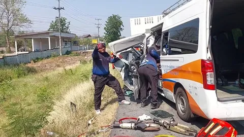 รถตู้โดยสารประจำทาง "ตาก-แม่สอด" พุ่งเสยท้ายสิบล้อจอดริมถนน ดับ 5 บาดเจ็บ 9