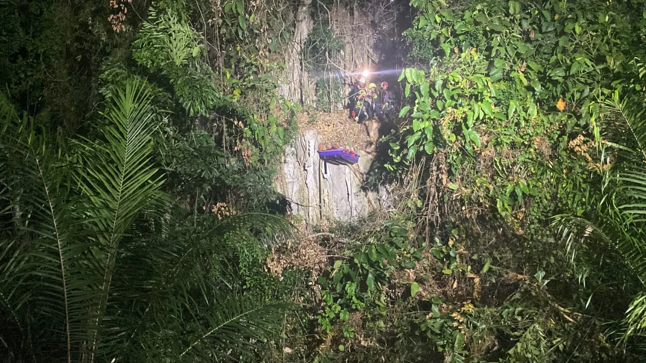 ระดมช่วยหลายชั่วโมง หนุ่มหาของป่า ตกเหวลึกกว่า 5 เมตร เร่งนำส่ง รพ. อาการสาหัส