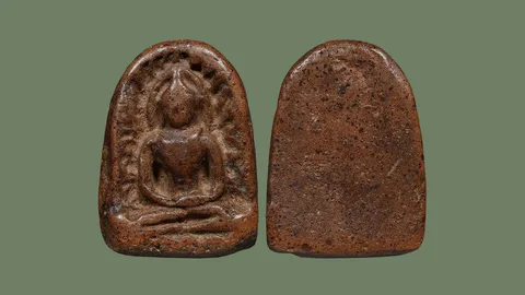 พระกำแพงซุ้มกอ พิมพ์ใหญ่ มีกนกนิยม เนื้อดิน สีแดง 6 .5 แสนบาท