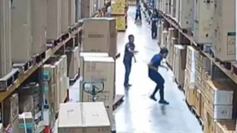 วงจรปิดจับภาพนาทียิง พนักงานห้างฯ ในคลังสินค้า ฝีมือเพื่อนร่วมงาน