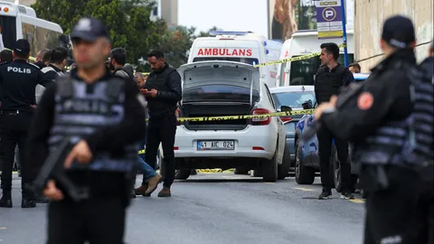 เดือดกลางอิสตันบูล! มือปืนบุกยิงใกล้กงสุลอิสราเอล ก่อนปะทะเดือดกับจนท. ดับ 1 เจ็บหลายราย