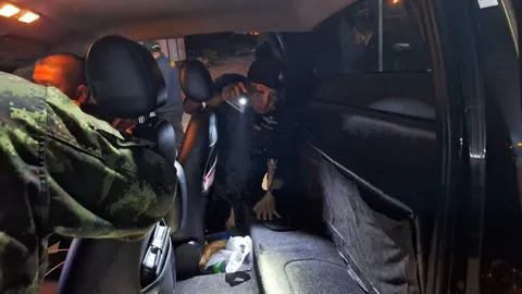 สกัดรถต้องสงสัย ติดตราหน่วยงานราชการ พาคนจีนไม่มีเอกสาร มุ่งหน้าชายแดน