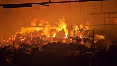 ไฟไหม้โรงงานผลิตผ้าขนหนู จ.สมุทรปราการ เสียหายไม่ต่ำกว่า 10 ล้านบาท