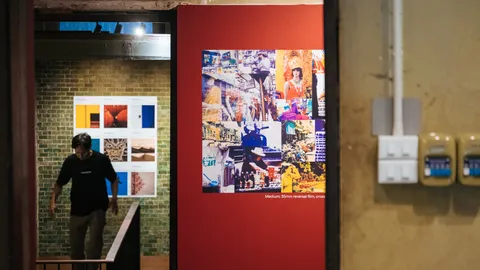 เปิดเสน่ห์เมืองเก่าผ่านเลนส์ 23 ปี นิทรรศการ CHROMATIC สำรวจสีสันและชีพจร ทรงวาด-ปากคลองฯ-พาหุรัด