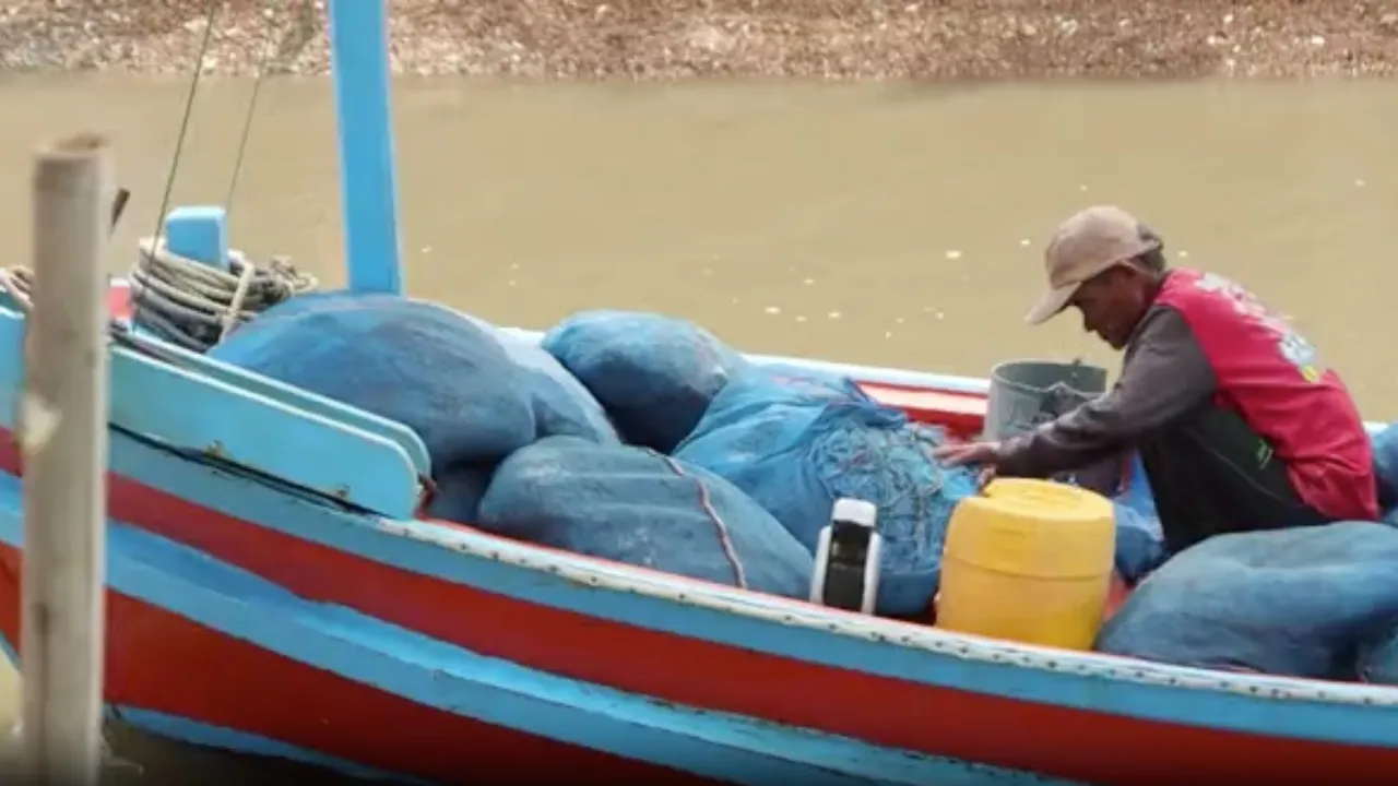 น้ำมันลิตรละครึ่งร้อย กระทบชาวประมง ต้องออกเรือวันเว้นวัน 