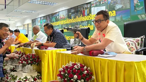 กกต.จัดสงกรานต์ อนุรักษ์ประเพณีไทยคึกคัก “แสวง” ฉีดน้ำมนต์เจ้าคุณธงชัยเสริมสิริมงคล