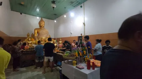 เปิดโบสถ์มหาอุตม์ อายุกว่า 200 ปี วัดดังที่นครปฐม ให้เข้าสักการะ คนล้วงไหได้เลขเด็ด