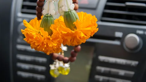 รวม 10 บทสวดศักดิ์สิทธิ์ สวดก่อนออกเดินทาง ปลอดภัยตลอดทริปสงกรานต์ 2569