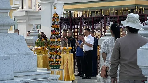 ​เอาฤกษ์เอาชัย “อนุทิน” แวะสักการะศาลหลักเมือง ก่อนนำ ครม. แถลงนโยบายรัฐสภา