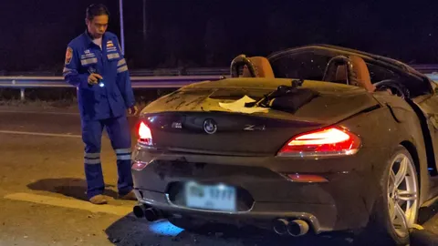 เก๋งบีเอ็มฯ สปอร์ต Z4 พลิกคว่ำที่หาดใหญ่ คนขับร่างกระเด็นหลุดจากรถเสียชีวิตคาที่