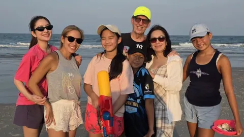 แอฟ ทักษอร จัดทริปทะเลกับครอบครัว เปิดภาพชุดเล่นน้ำริมหาด ดูน่ารักสดใสสบายตามาก