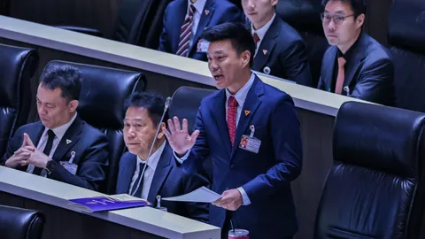 แถลงนโยบาย ประท้วงวุ่น “เท้ง” พาดพิงเพื่อไทยขายวิญญาณร่วมรัฐบาล ทำ “จุลพันธ์” จี้ถอนคำพูด