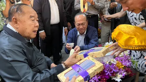 “บิ๊กป้อม” เปิดให้รดน้ำดำหัวสงกรานต์ บิ๊กทหารร่วมเพียบ อวยพรประชาชนเดินทางปลอดภัย