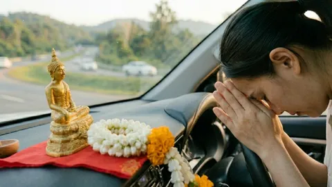 คาถาแคล้วคลาด บทสวดยอดนิยม สวดก่อนขับรถเพิ่มสติควร "บูชาคู่ของมงคลติดรถ" 