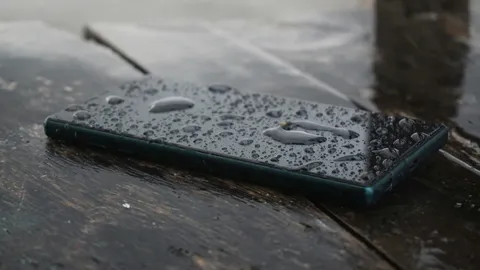 เลิกแช่ข้าวสาร! วิธีกู้ชีพมือถือเปียกน้ำสงกรานต์ 2569