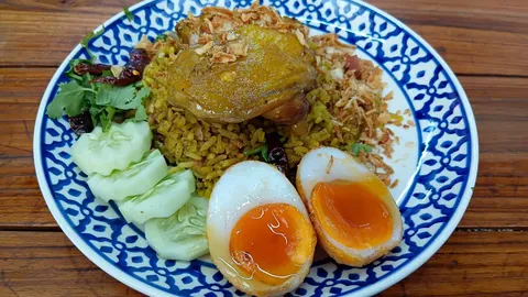 ข้าวมันไก่เจ้าอ้วน กำแพงเพชร เสิร์ฟข้าวหมก-ข้าวซอย เครื่องแน่นทุกเมนูในราคา 50 บาท