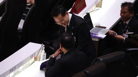 แห่ขอลายเซ็นนายกฯ กลางสภาฯ-“อนุทิน” เลี่ยงตอบสื่อไร้มาตรการปราบโกง-แก้รธน.