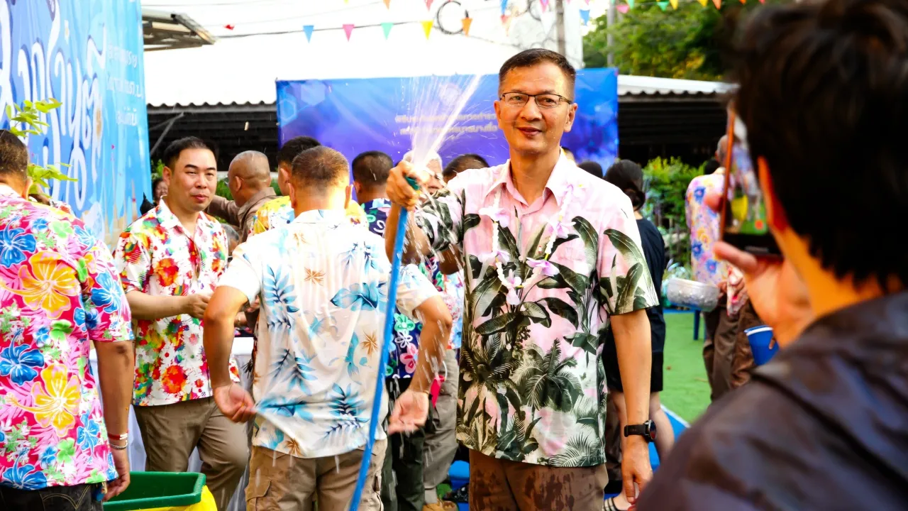 “สน.บางซื่อ” จัดพิธีประดับยศตำรวจ รดน้ำดำหัว-สาดน้ำรับประเพณีสงกรานต์คึกคัก