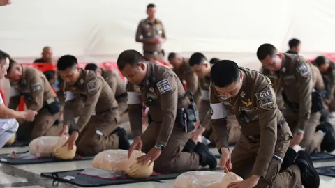 ติวเข้ม "ตำรวจสมุทรปราการ" เสริมทักษะปฐมพยาบาลเบื้องต้น-CPR-สัญญาณมือ SOS