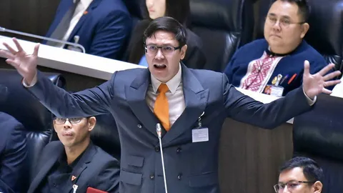 “โรม” ขยี้หนักรัฐบาลอนุทิน เปิดทางให้ทุนเทาปล้นชาติ โยง “เสี่ยตือ” สแกมเมอร์-น้ำมันฉาว